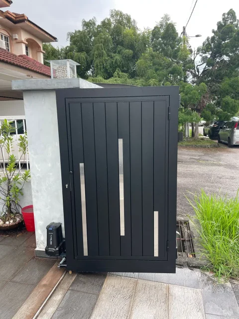 Fully aluminium SmartGate installed at a landed home, project photo 12