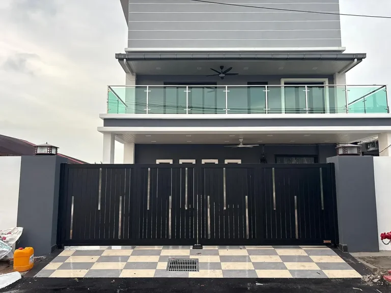 Fully aluminium trackless folding SmartGate on a bungalow