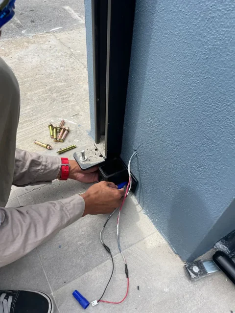 SmartGate installer at work on site, step 4 of 11