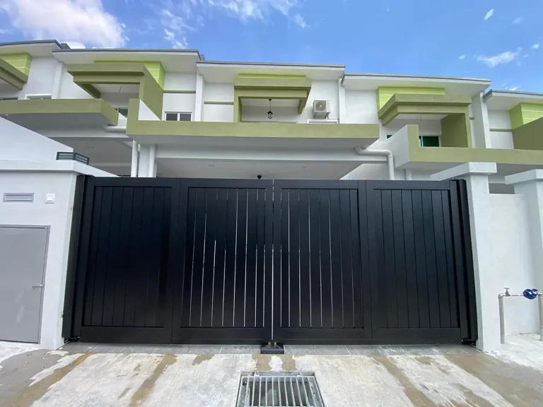 Folding aluminium SmartGate on a terrace house